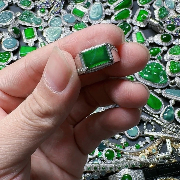 翡翠颈饰未镶嵌天然A货翡翠放漏