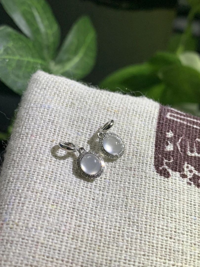 翡翠白冰蛋面吊坠-18K金镶嵌-(多样性发货）