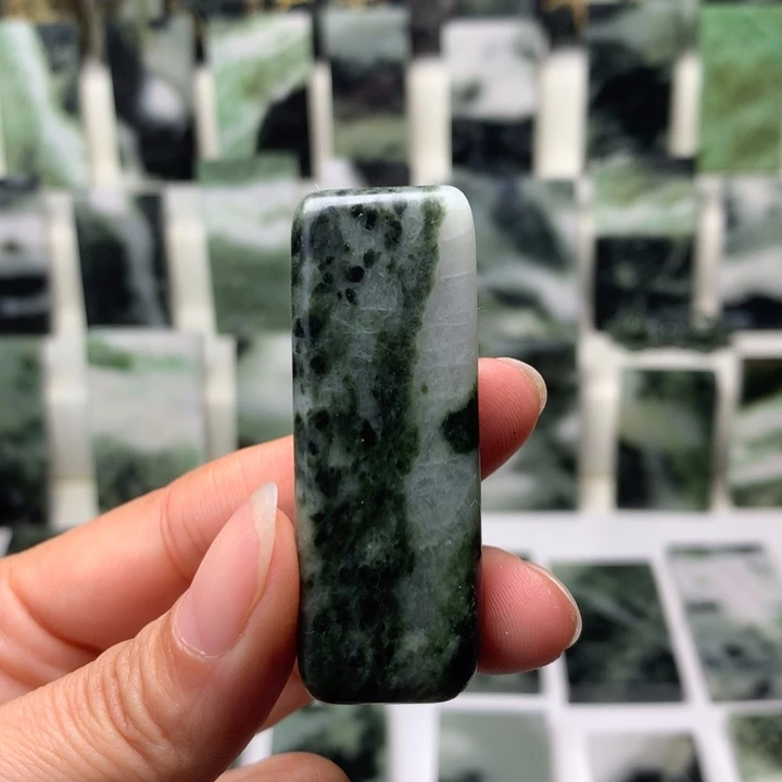 独山玉颈饰未镶嵌