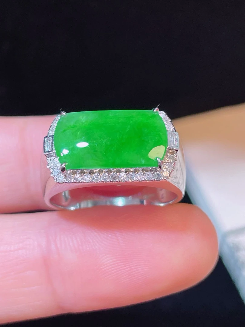 天然翡翠a货，满绿马鞍戒指，18k金镶嵌