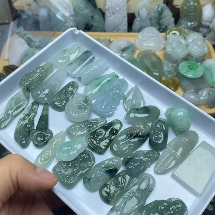 翡翠未镶嵌颈饰牌子一个