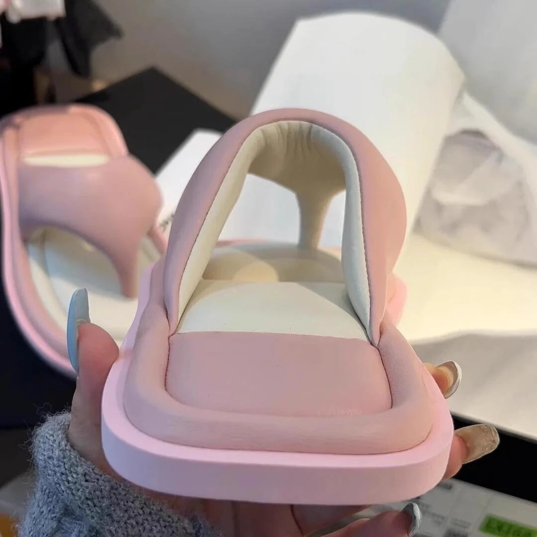 版~小香风皮拼色夹脚人字拖女绝美外穿凉拖软底面包半拖鞋