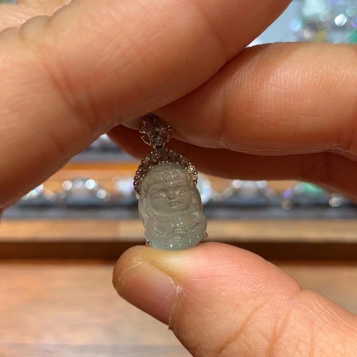 翡翠18K金镶嵌颈饰吊坠