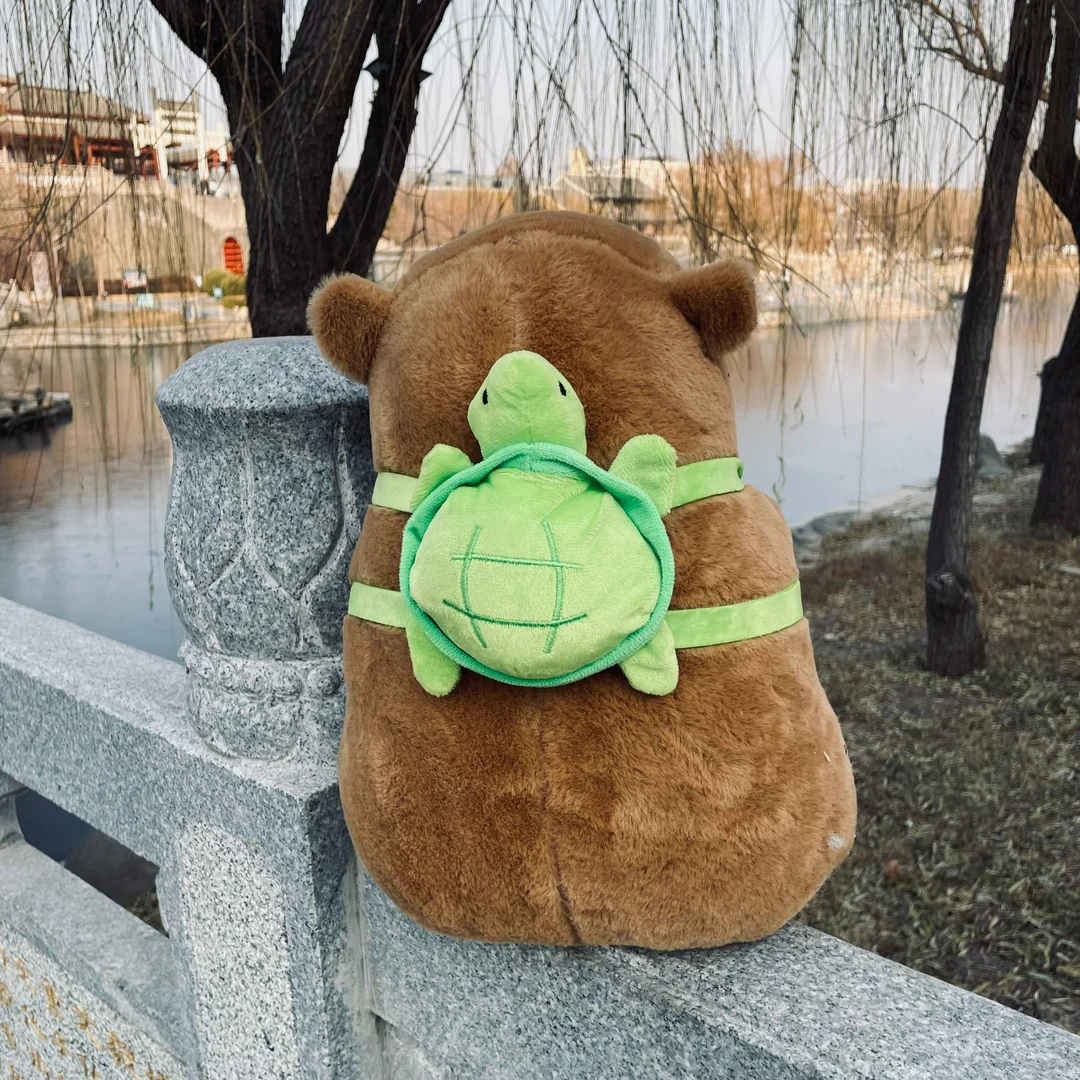乌龟卡皮巴拉一个40cm左右，毛绒抱枕，手工测量误差3cm。