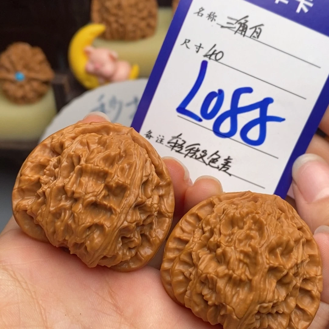 文玩核桃吊坠白狮子