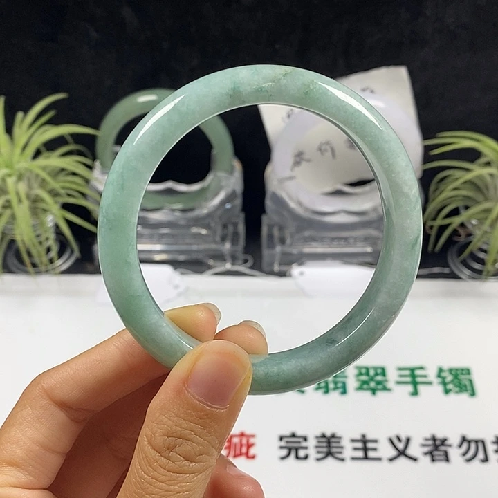 未镶嵌手镯翡翠30号。 59.2圈