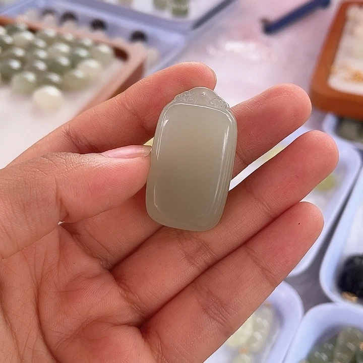 小***九和田玉未镶嵌吊坠(不含链)约30×20无事牌（王姐）