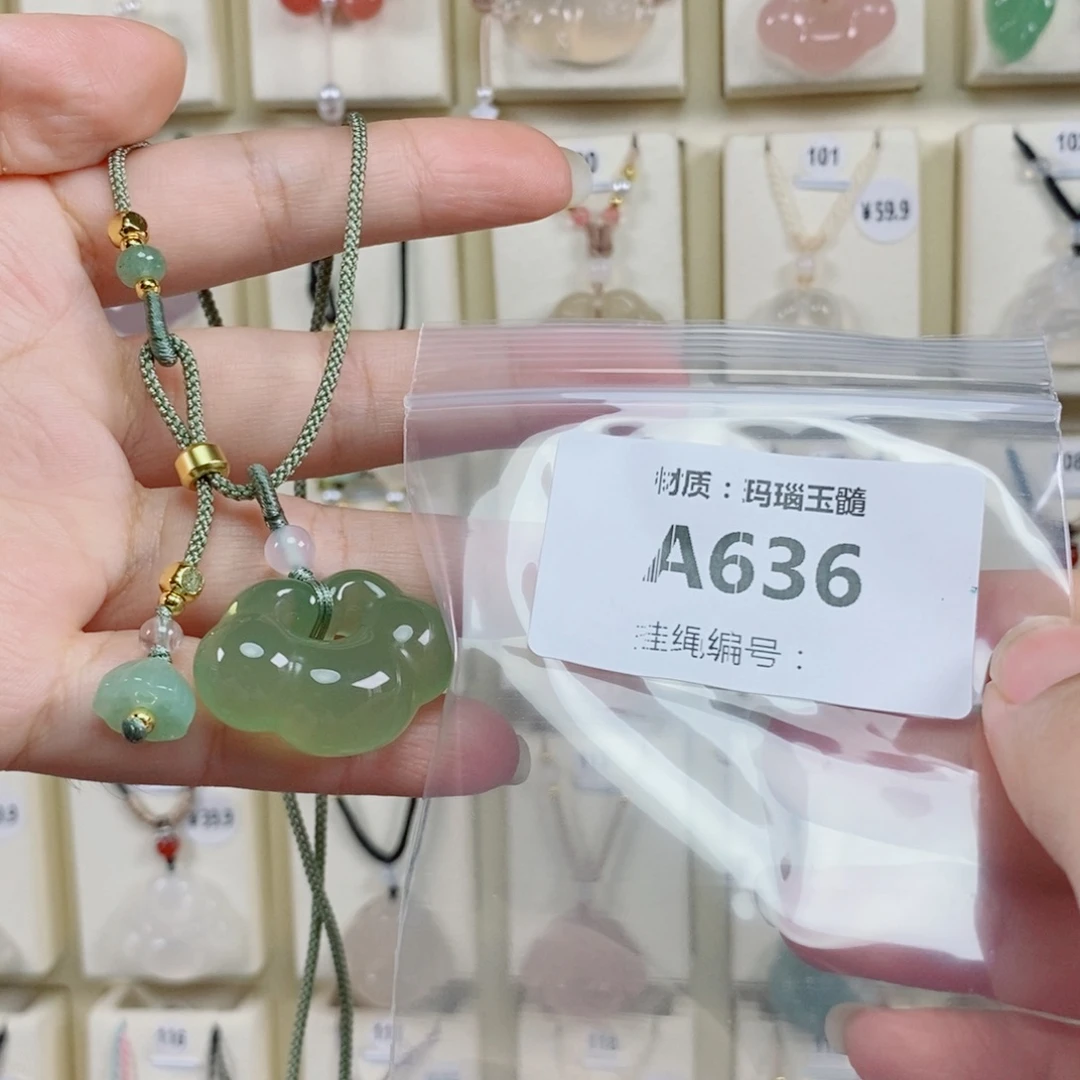 水***泽玛瑙/玉髓未镶嵌颈饰