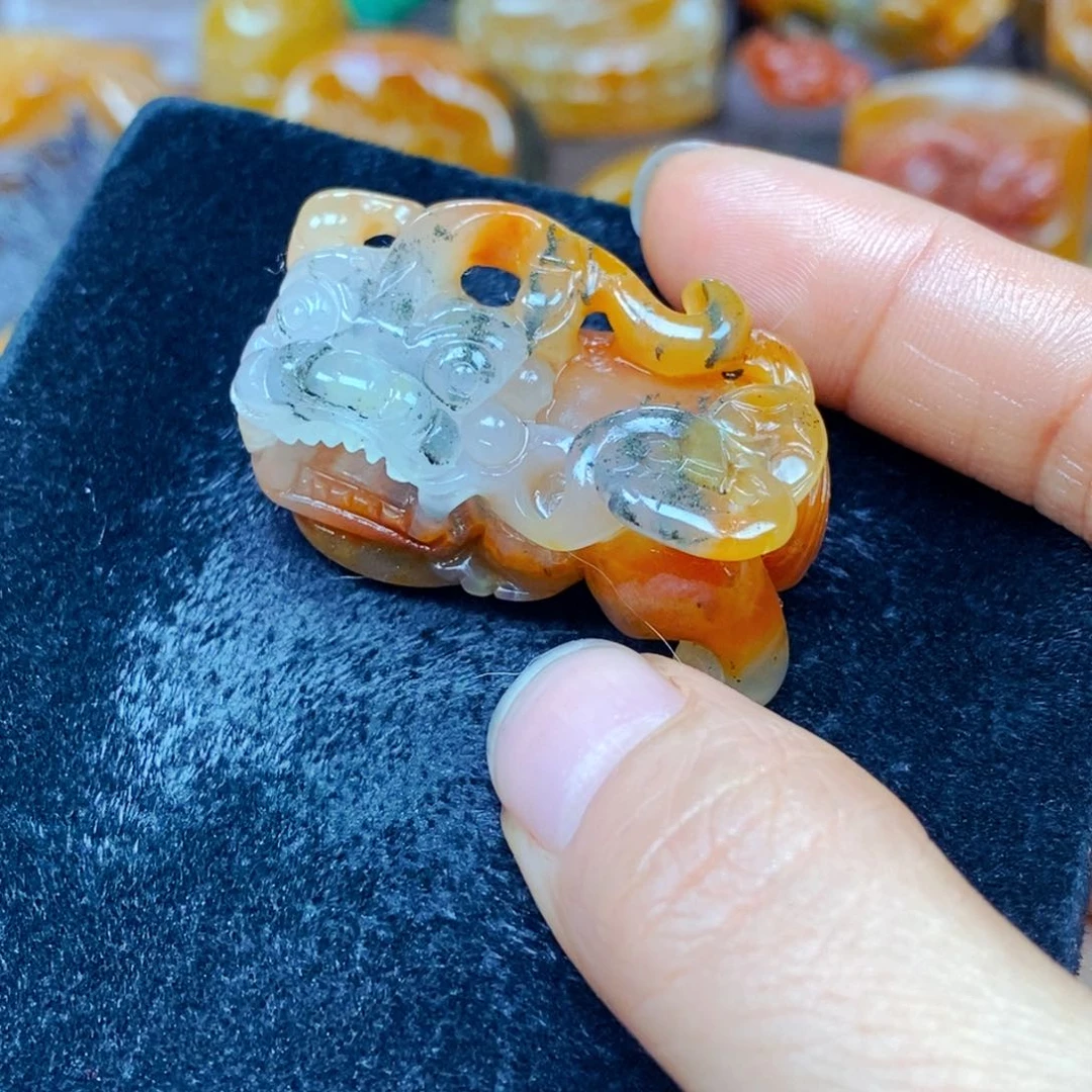 未镶嵌石英质玉（黄龙玉）颈饰