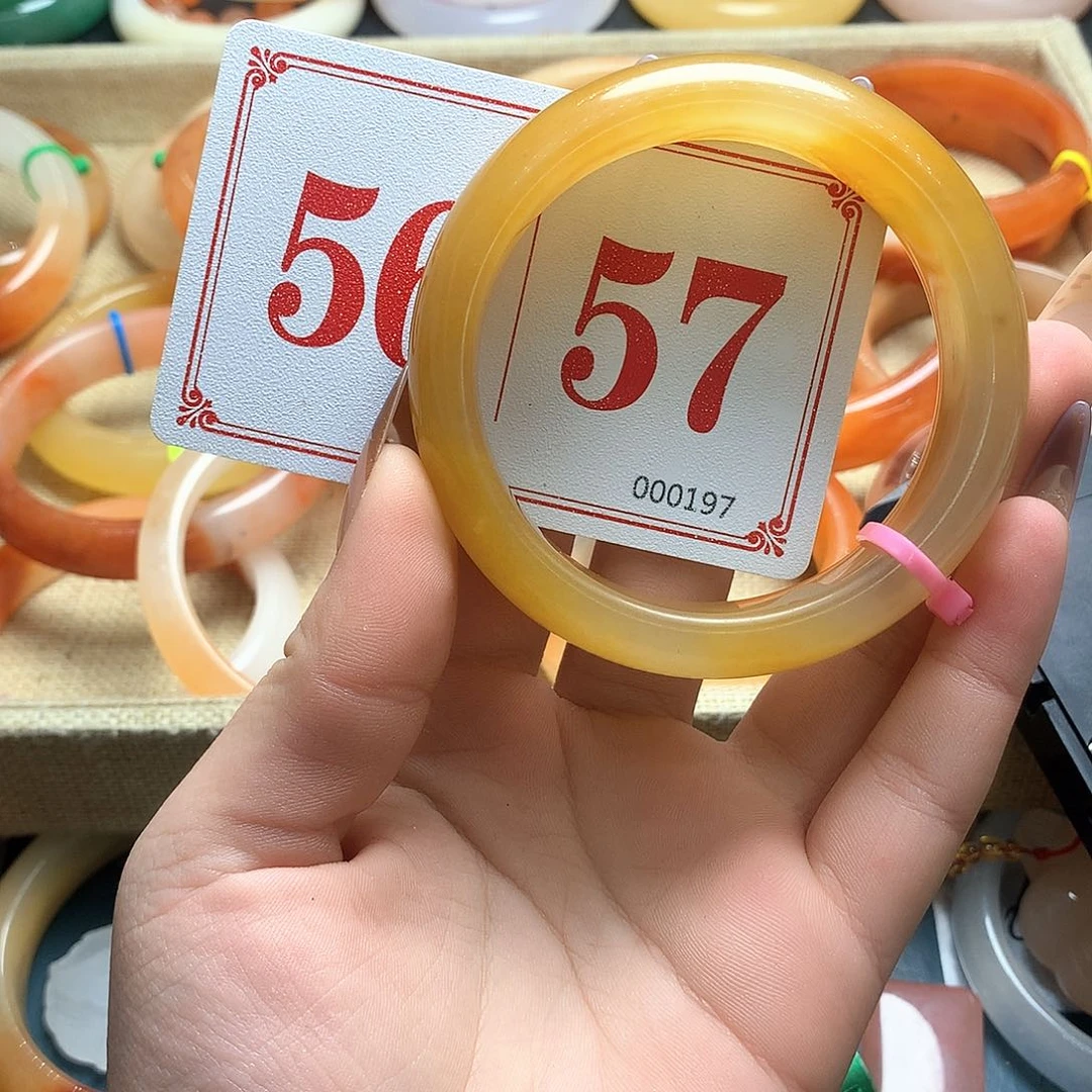 未镶嵌石英质玉（黄龙玉）手镯