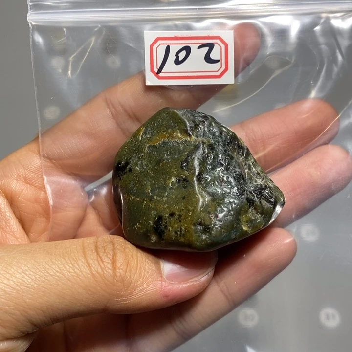 蛇纹石玉颈饰未镶嵌马**珏