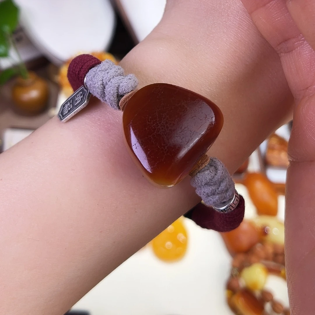 琥珀珠宝奇石未镶嵌。