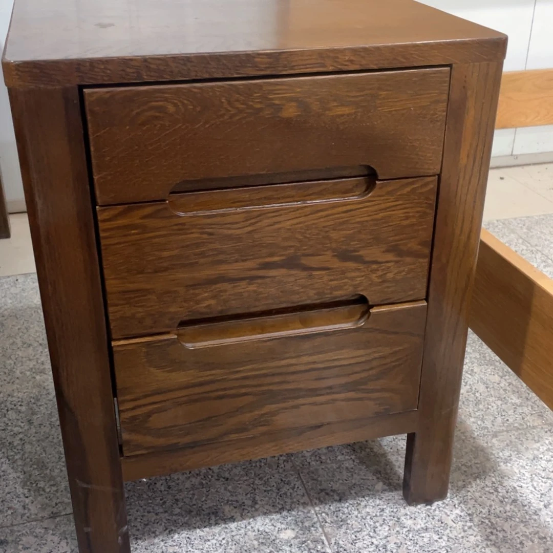 木胡桃色白橡木床头柜三抽2个