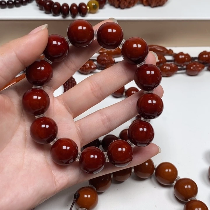 老***于橄榄核雕刻工艺的发展