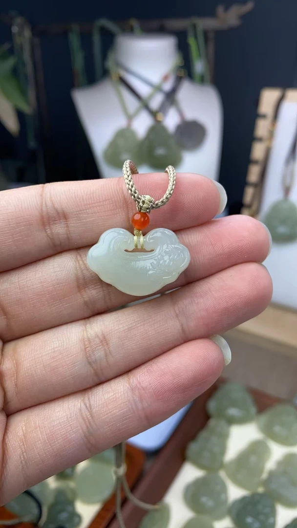 天然和田玉如意锁吊坠