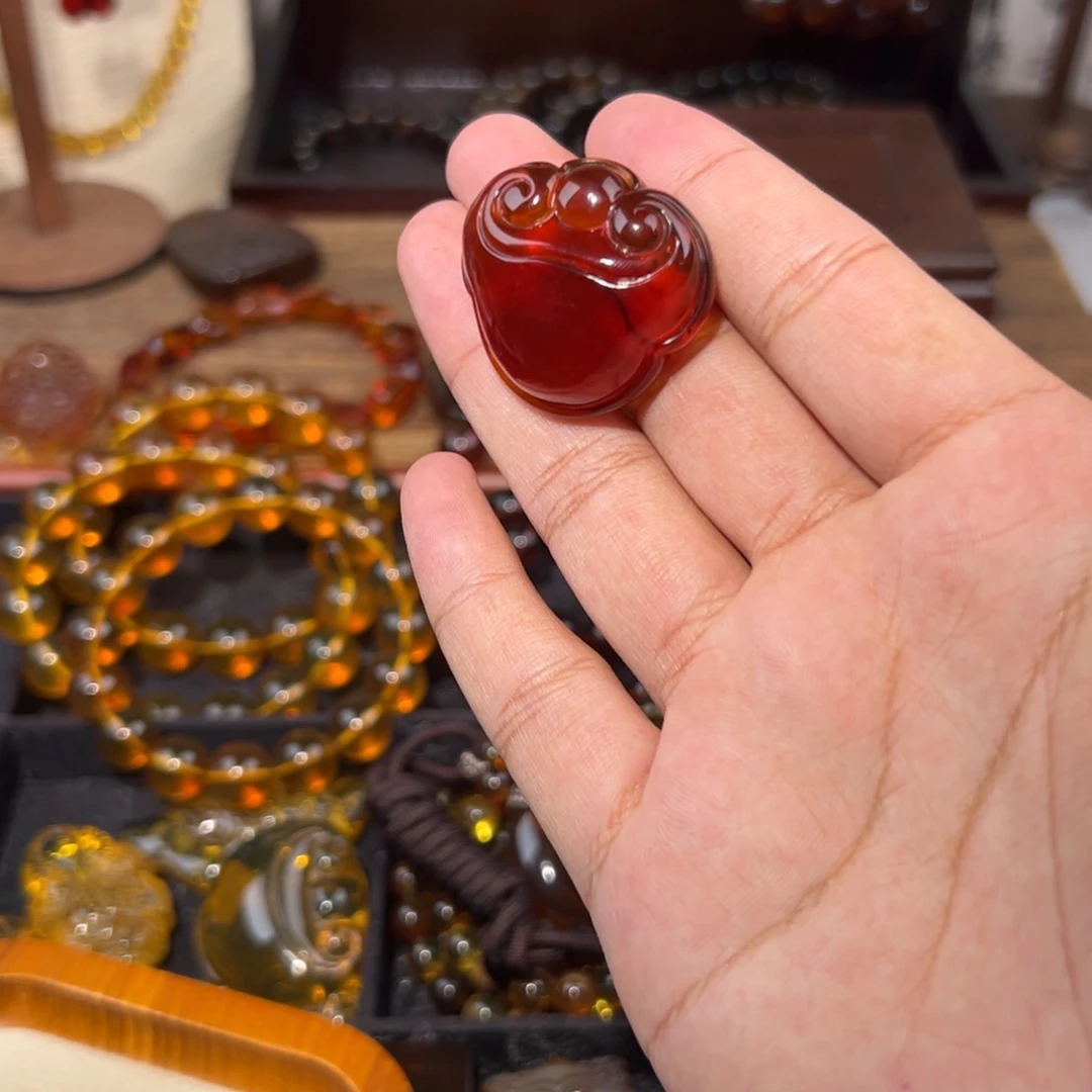 琥珀未镶嵌颈饰如意锁