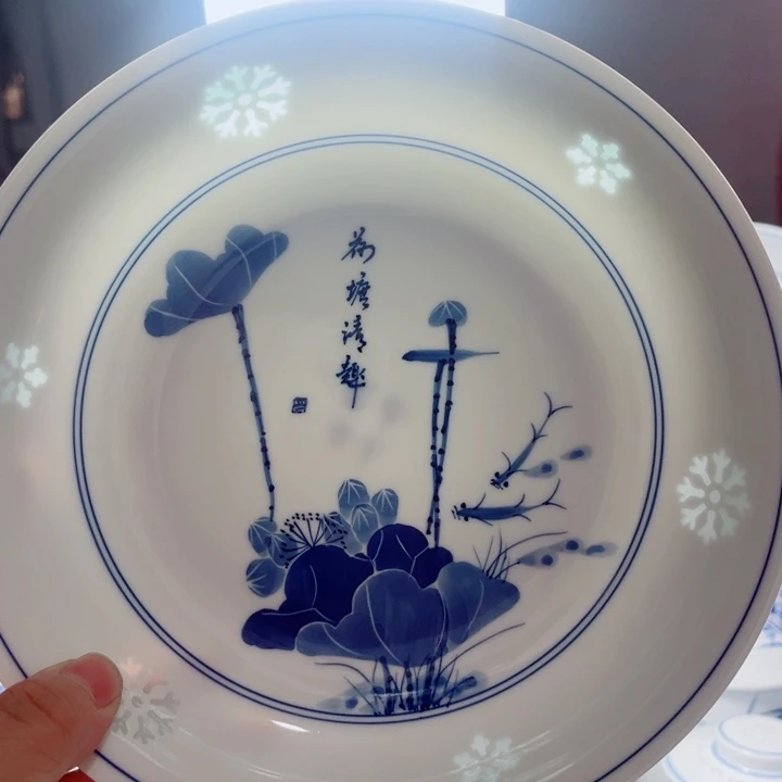 青花玲珑8寸窝盘手绘荷花雪花雕刻