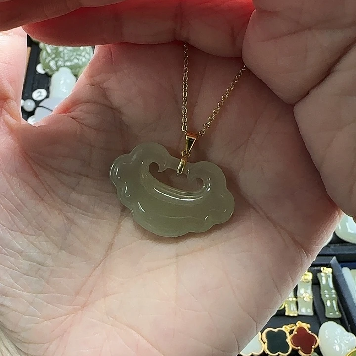 吊坠(赠链)银S925镶嵌和田玉疯**草