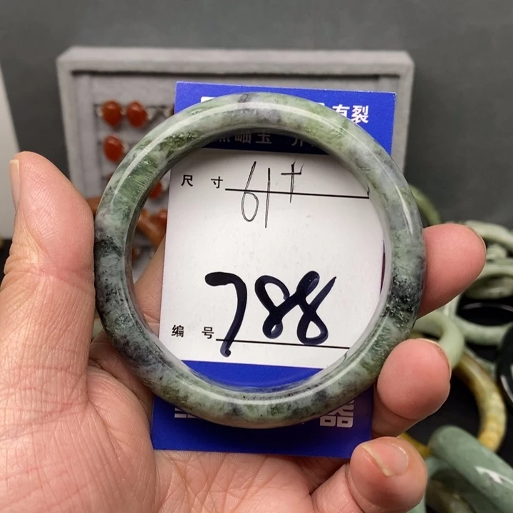 蛇纹石玉手镯未镶嵌