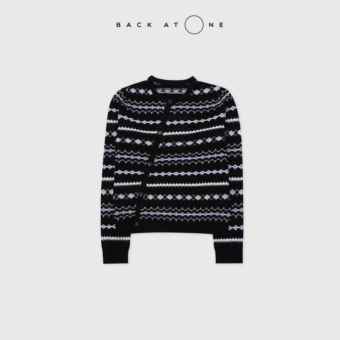 BACKATONE“冰岛恋歌”  时尚斜门襟羊毛提花针织衫 BFF-1AB003H-K