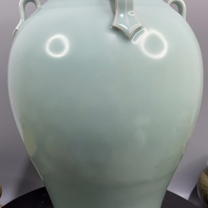 龙泉窑四系瓶造型美观