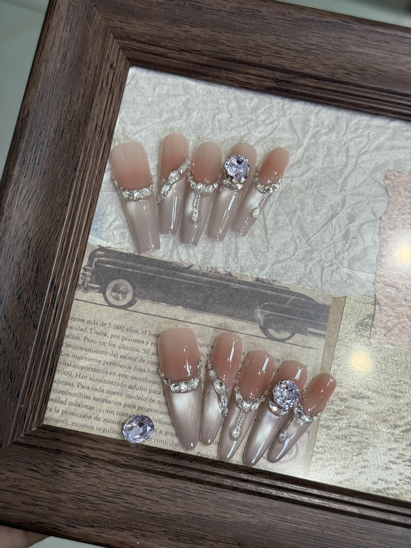 白夜-有杏手工穿戴甲，主钻换同款鸽子蛋了