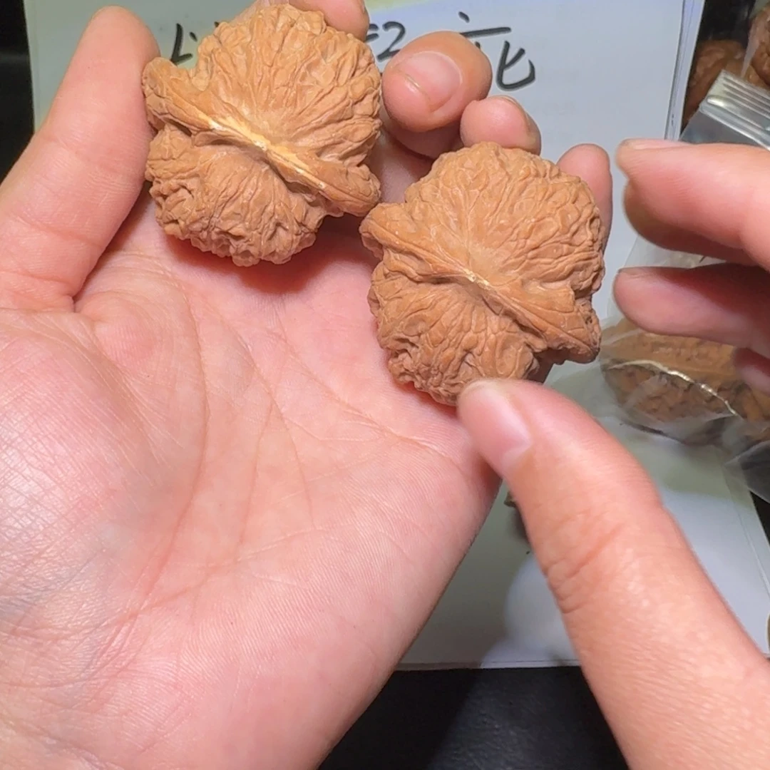 文玩核桃吊坠血麒麟瑕疵对