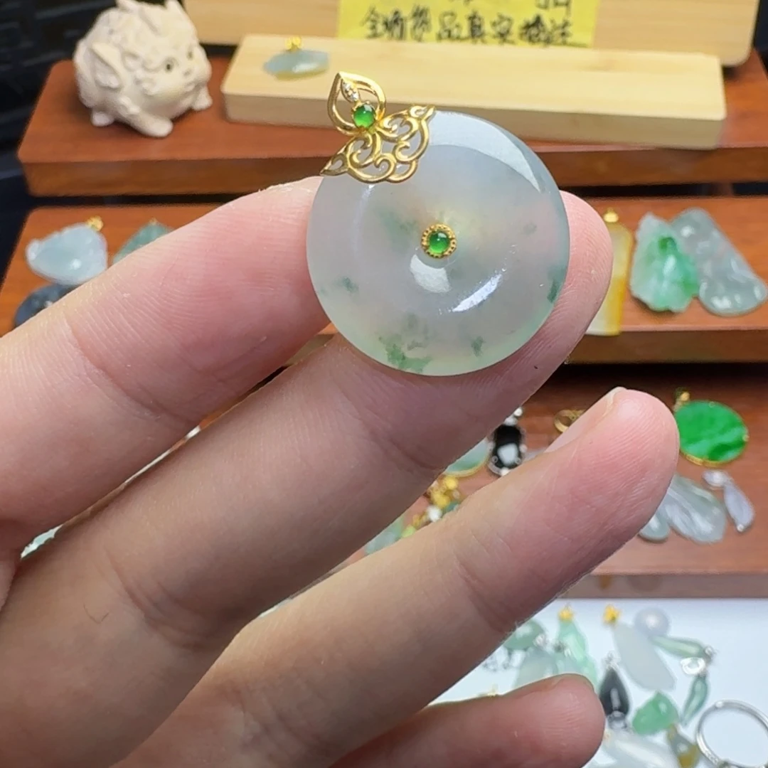 翡翠18K金镶嵌颈饰平安扣