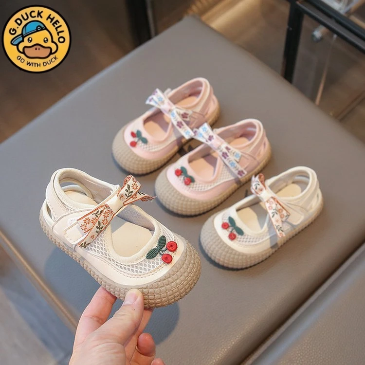 小黄鸭童鞋女童儿童包头凉鞋2025夏季新款软底透气网面镂空宝宝鞋