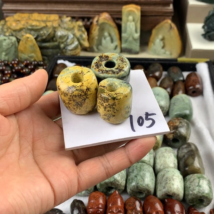 岫岩河磨玉（透闪石质玉）挂件有瑕未镶嵌山***容