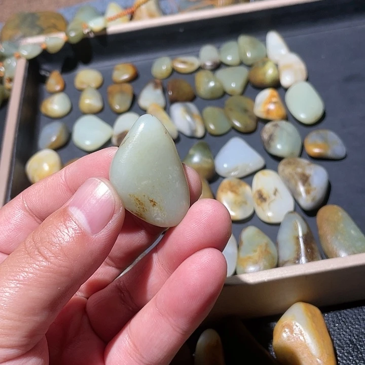 江***.和田玉未镶嵌颈饰