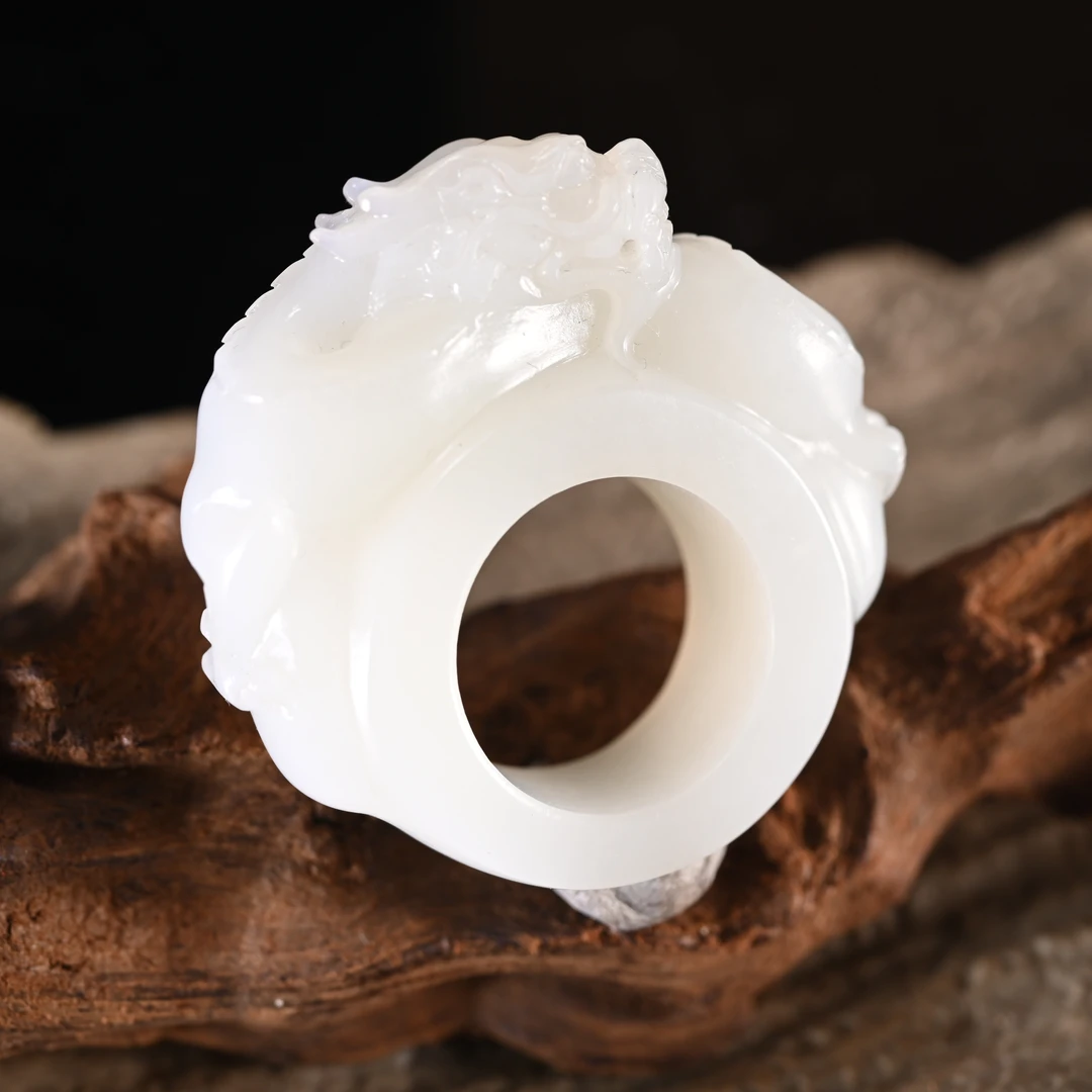 Lot8811 2510180307和田玉盘龙戒指/保利