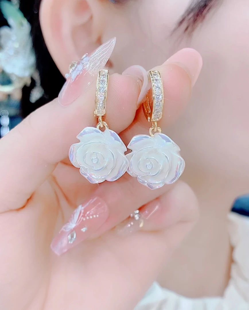 铜合金合成锆石耳饰 143时尚精致百搭炫彩花朵耳扣耳环白色精美