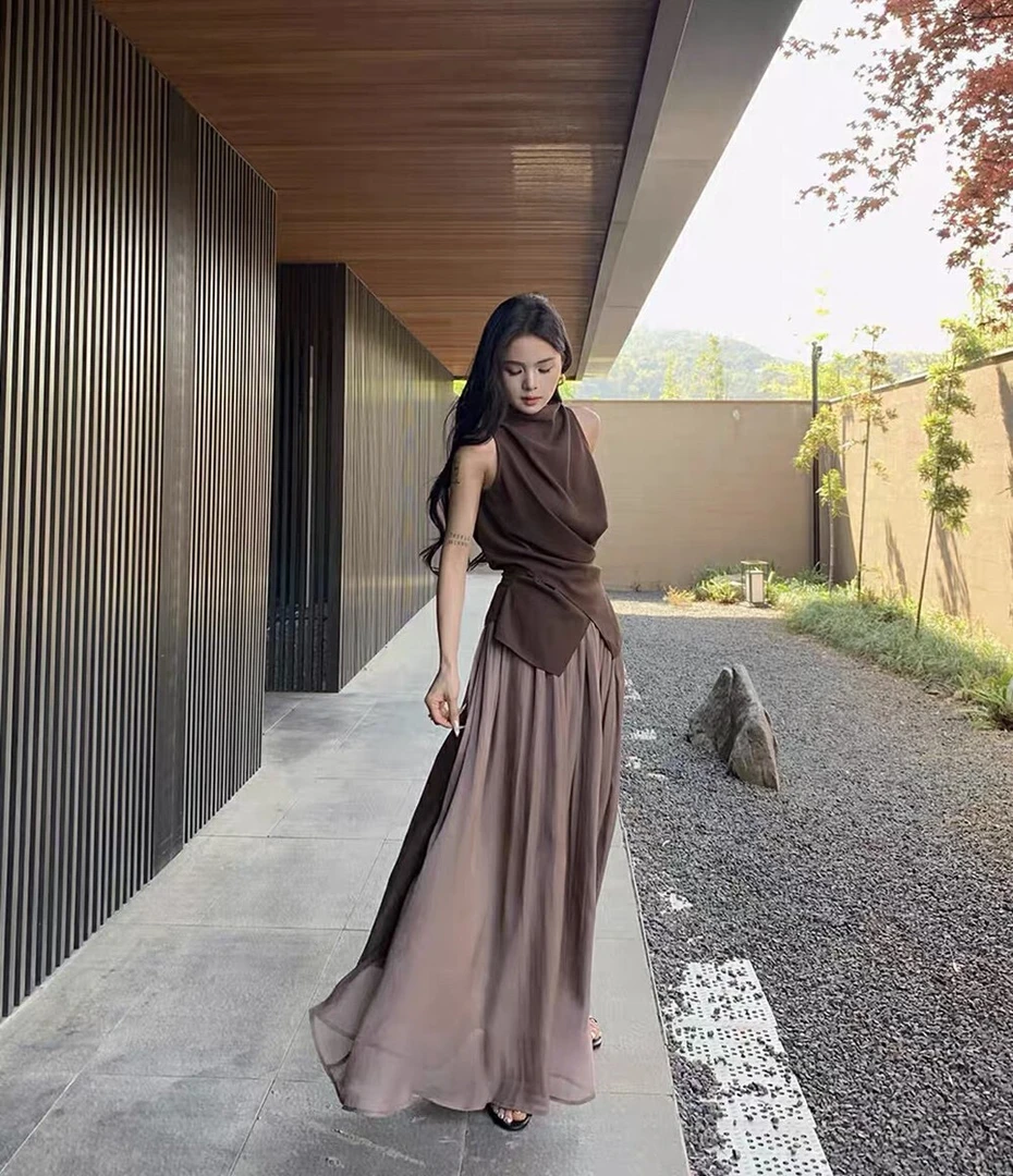 ”小众交叉修身小衫+松弛感褶皱慵懒闪光丝半身裙套装