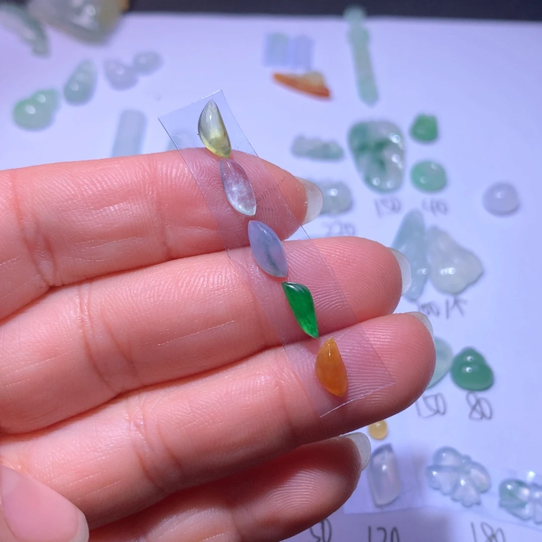 翡翠颈饰未镶嵌随行