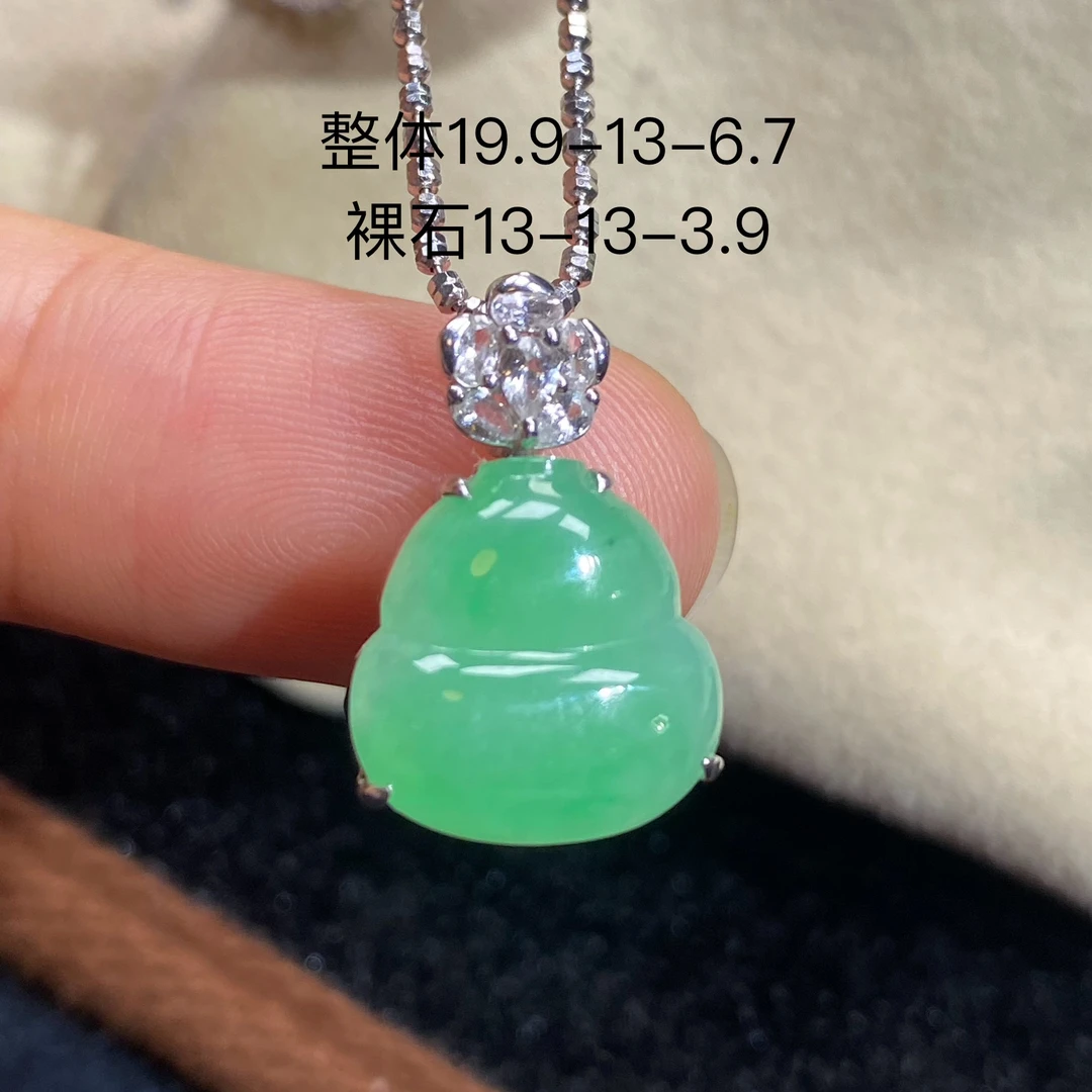 18k金镶嵌天然翡翠满绿葫芦冰透阳绿精致百搭颈饰