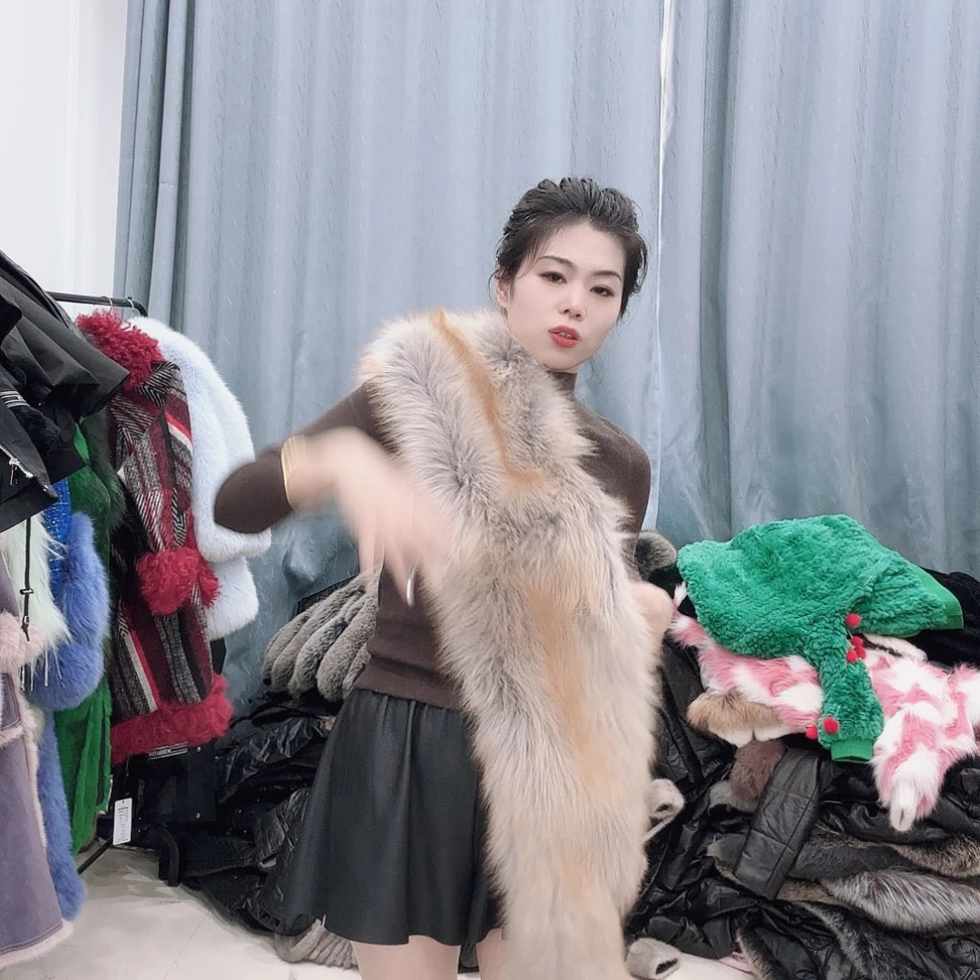 皮草搭配黑色西装