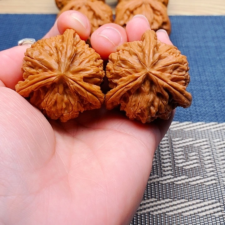 泓***剑吊坠文玩核桃三棱