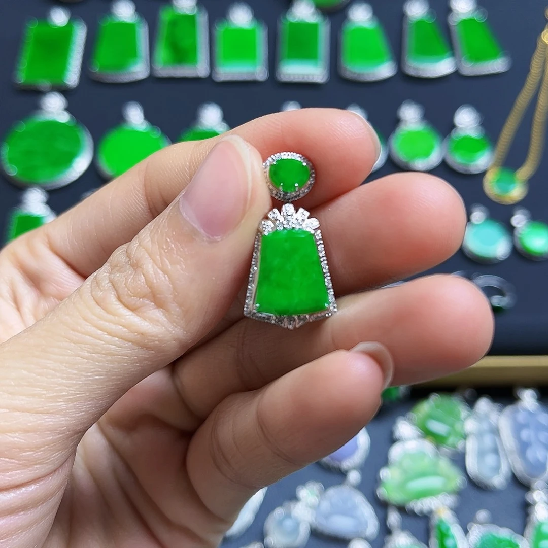 翡翠18K金镶嵌颈饰