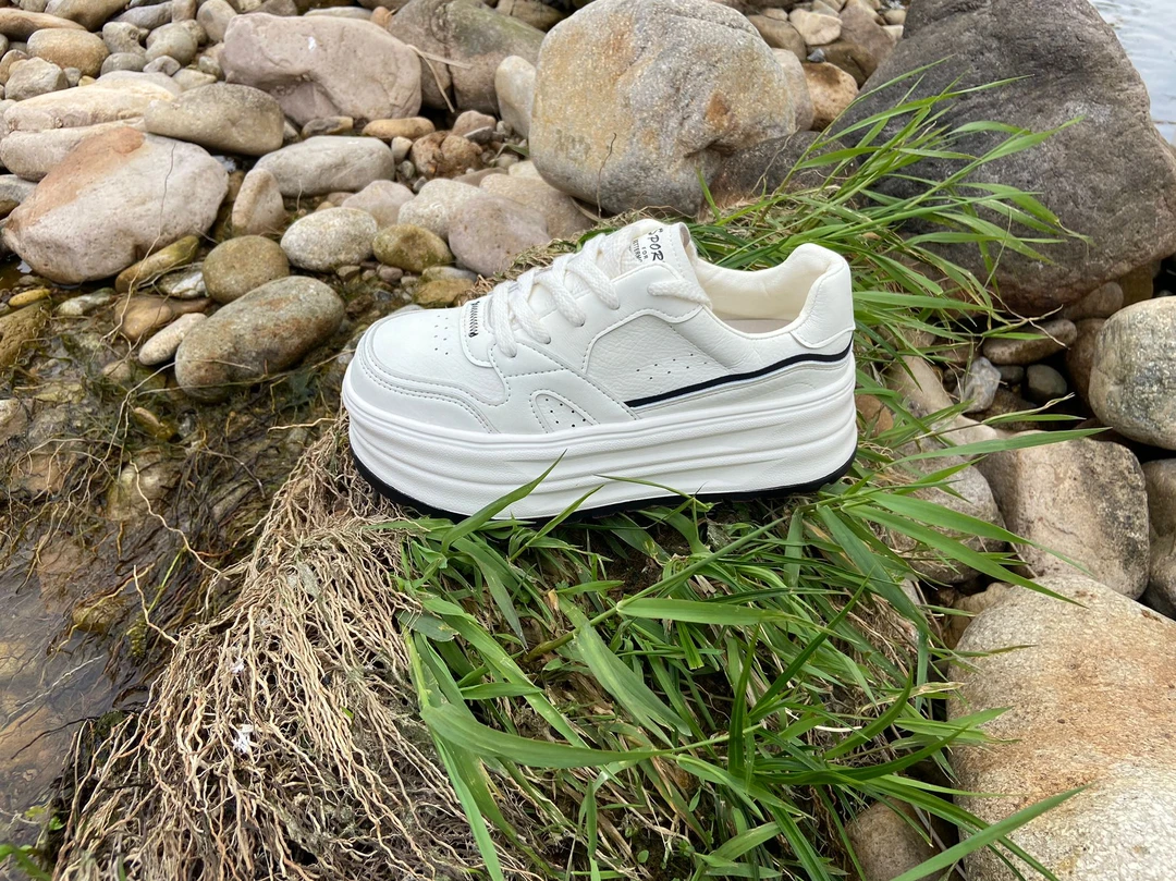 5.5cm厚底小白鞋女2025新款春季百搭配裙子小个子增高运动板鞋