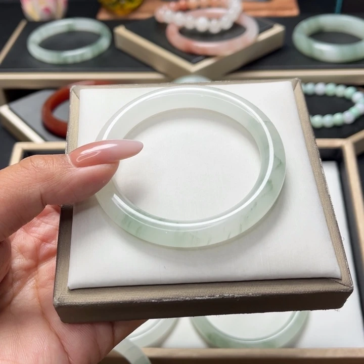 石英质玉手镯未镶嵌糖***?