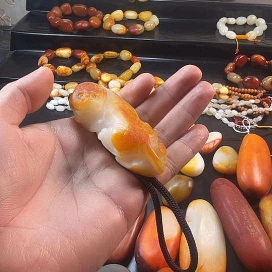 艾***)和田玉未镶嵌挂件