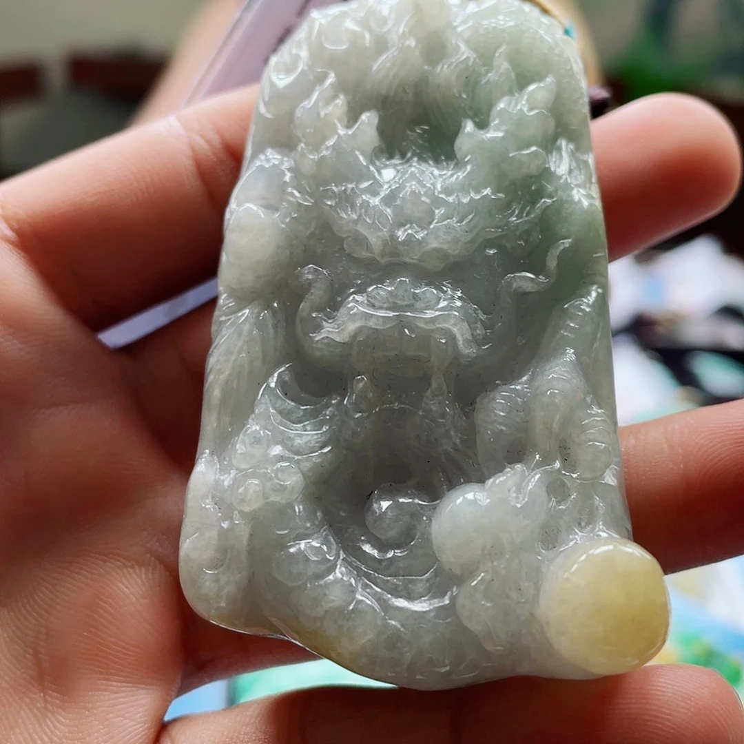 翡翠未镶嵌颈饰一个