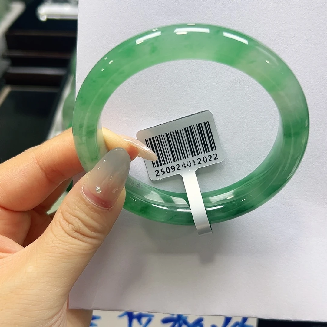 自***你石英质玉（非洲翠）未镶嵌手镯