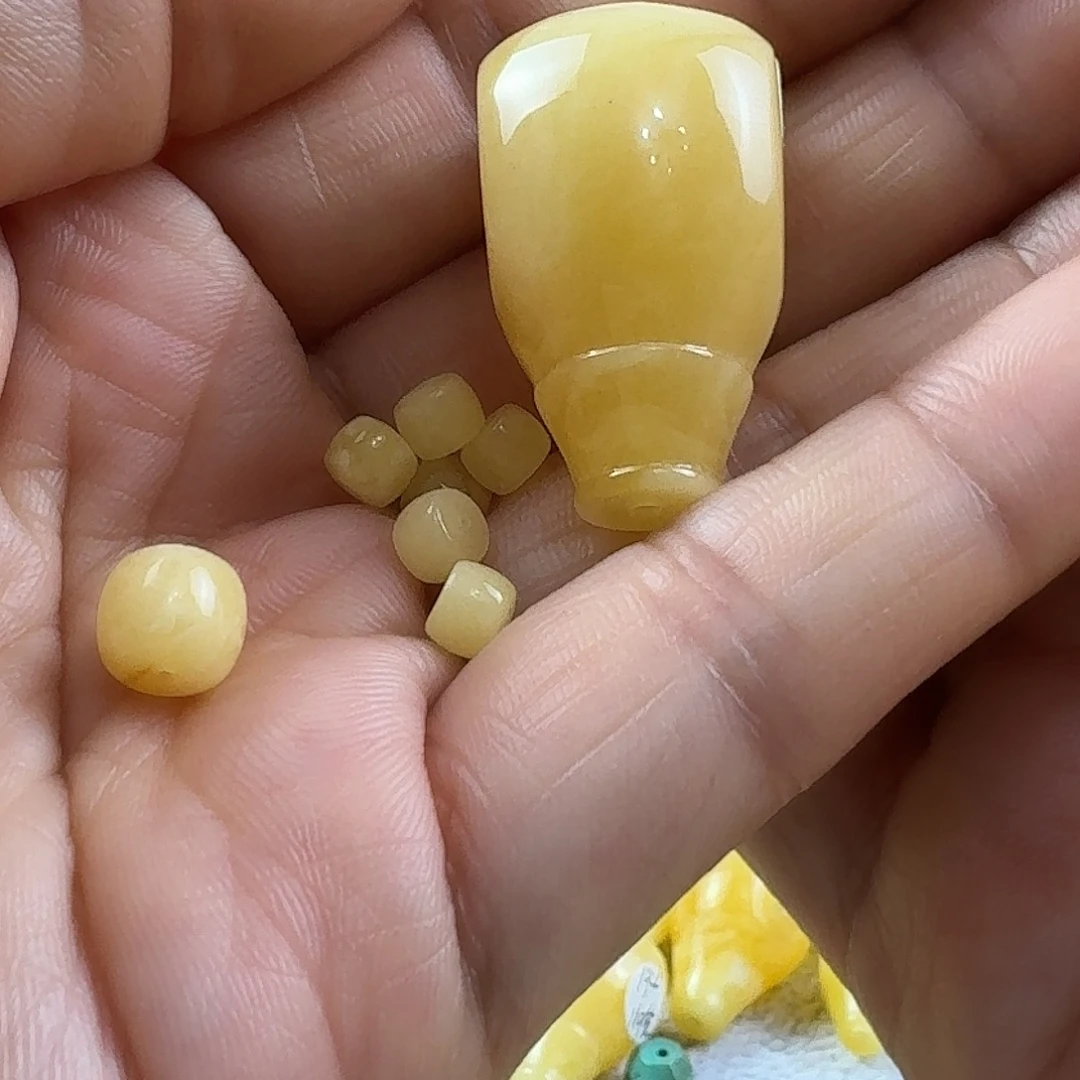 分***哥蜜蜡未镶嵌裸石18杂