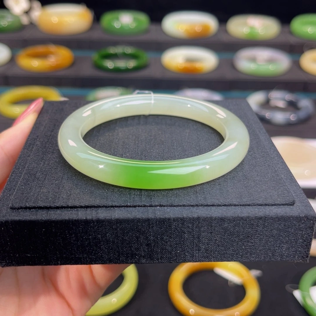 未镶嵌手镯和田玉浓郁聚翠手镯