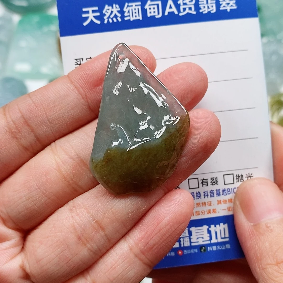 飞***中翡翠未镶嵌颈饰原石
