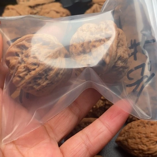 【闪购商品】行****肉文玩核桃手把件黑马