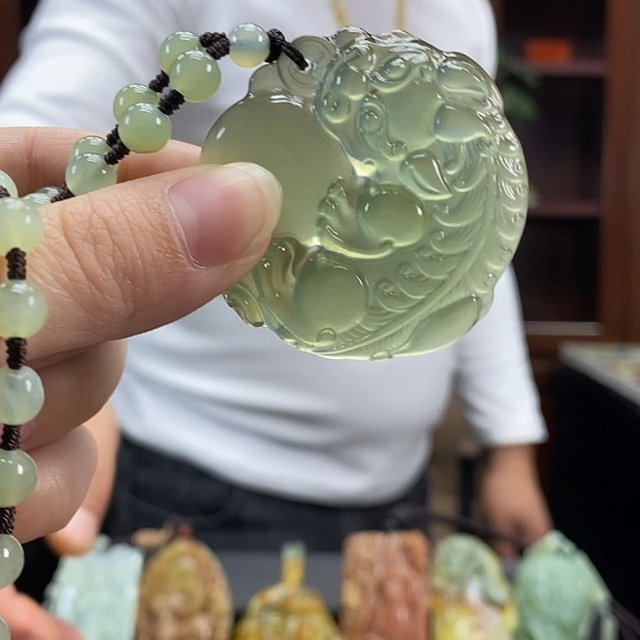 蛇纹石玉未镶嵌颈饰