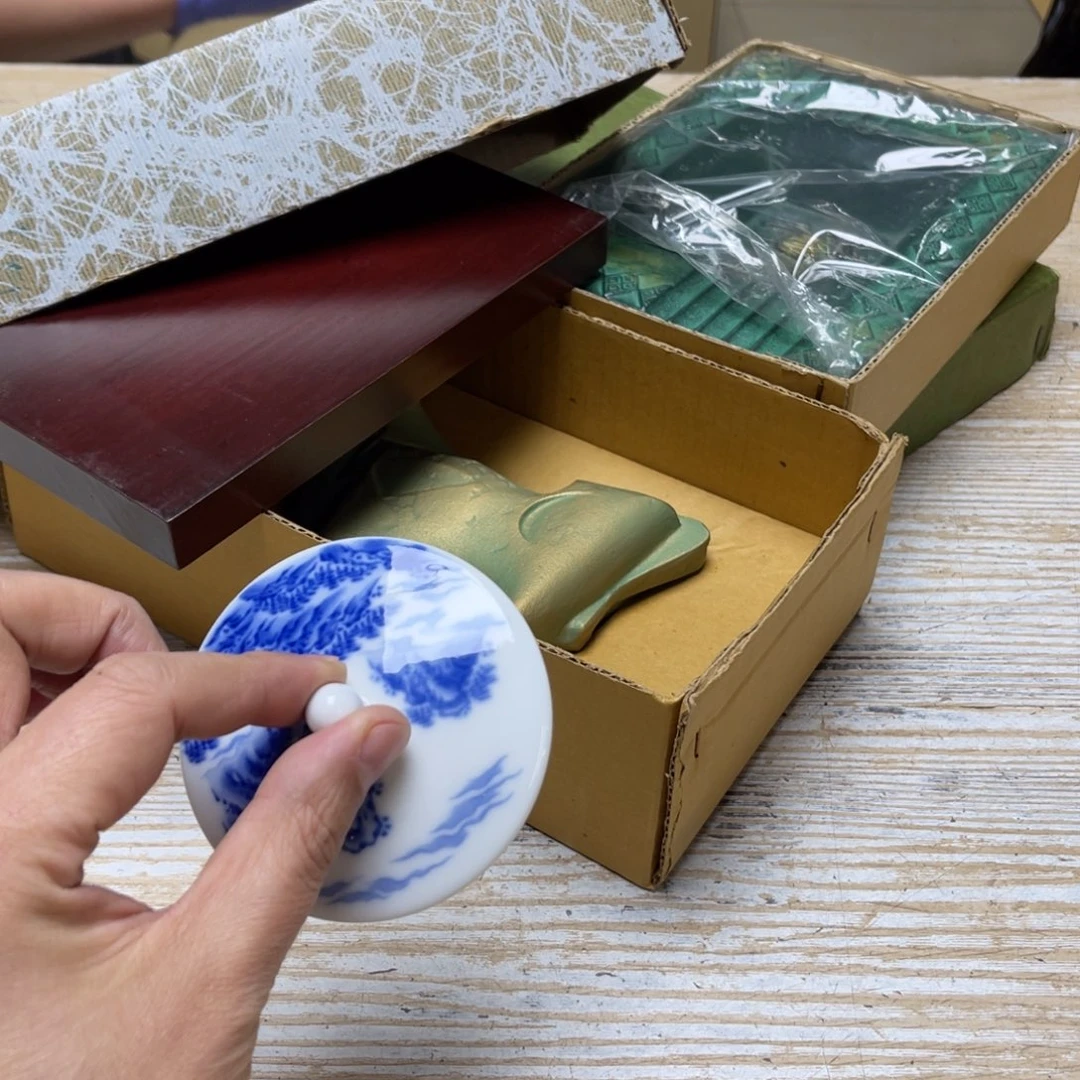 瓷片旺**奶密密麻麻地排列着一个